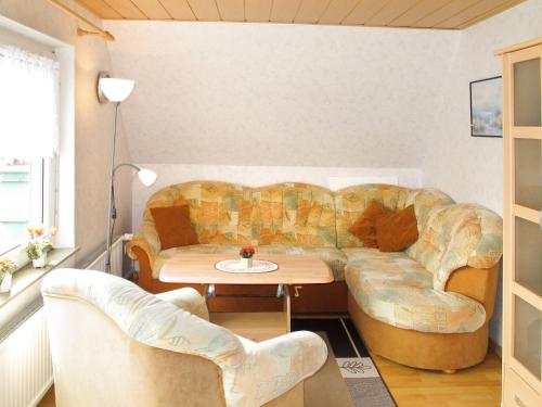 - un salon avec un canapé et une table dans l'établissement Apartment Kipping by Interhome, à Schillig