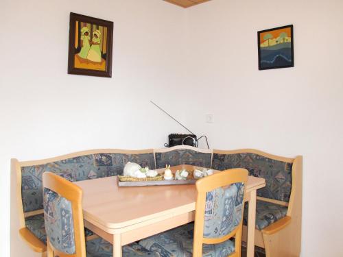 - une salle à manger avec une table et des chaises dans l'établissement Apartment Kipping by Interhome, à Schillig