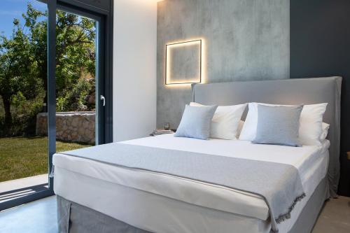 Кровать или кровати в номере High-end Villa Faos Three