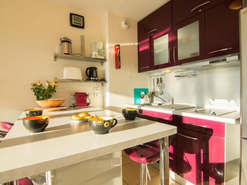 - une cuisine avec un comptoir avec des bols dans l'établissement Apartment Blue Bay-1 by Interhome, à Deauville