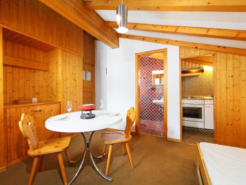 eine Küche mit einem weißen Tisch und 2 Stühlen in der Unterkunft Apartment Eldorado 321 by Interhome in Verbier