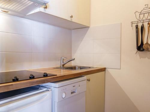 une petite cuisine avec un évier et un comptoir dans l'établissement Apartment La Grande Casse - Lavachet-2 by Interhome, à Tignes