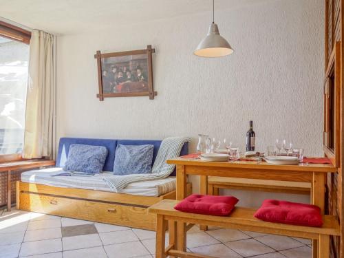 un salon avec un canapé bleu et une table dans l'établissement Apartment Platières-4 by Interhome, à Tignes