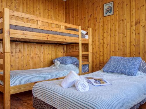Ce lit se trouve dans un dortoir doté de 2 lits superposés et de murs en bois. dans l'établissement Apartment Platières-4 by Interhome, à Tignes