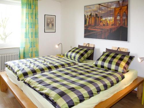 ein Schlafzimmer mit 2 Betten und einem Bild an der Wand in der Unterkunft Apartment Vogesenblick by Interhome in Heiligenzell