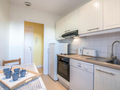 Kuchyň nebo kuchyňský kout v ubytování Apartment Orléans by Interhome