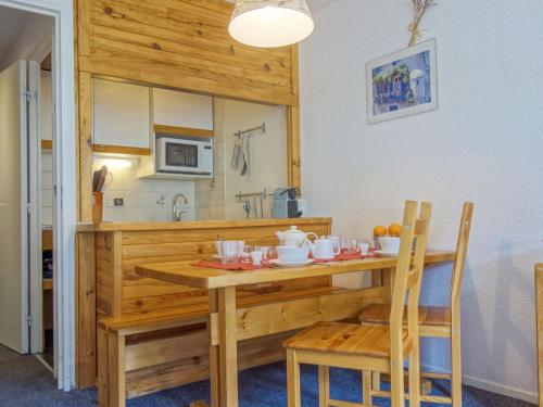 Un comedor con mesa y sillas de madera. en Apartment Les Tommeuses - Val Claret-19 by Interhome, en Tignes