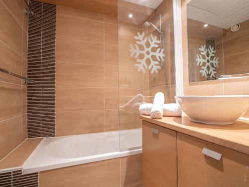 une salle de bain avec une baignoire, un lavabo et une douche dans l'établissement Studio Grandes Platières I-11 by Interhome, à Tignes