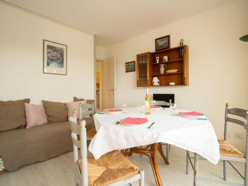 un salon avec une table et un canapé dans l'établissement Apartment Les Jardins du Port-4 by Interhome, au Grau-du-Roi