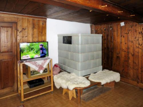 un soggiorno con TV, divano e tavolo di Holiday Home Bistenhof by Interhome a Hinterzarten