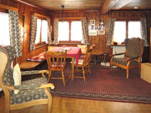 una sala da pranzo con tavolo e sedie di Holiday Home Bistenhof by Interhome a Hinterzarten