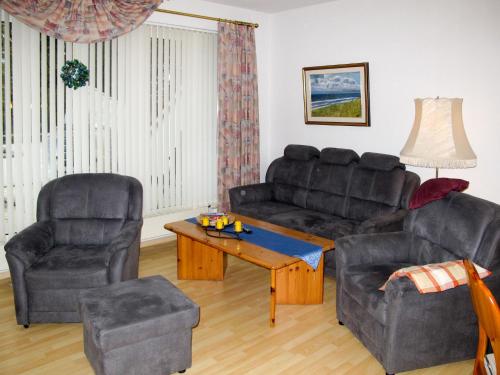 salon z kanapą, 2 krzesłami i stołem w obiekcie Apartment Glowe - GLW655 by Interhome w mieście Glowe