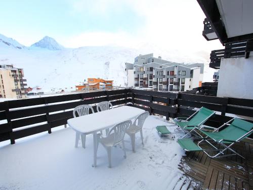 einen Tisch und Stühle auf einem schneebedeckten Balkon in der Unterkunft Apartment Neige d'or-2 by Interhome in Tignes