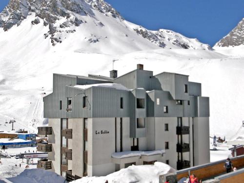 un bâtiment au sommet d'une montagne enneigée dans l'établissement Studio Le Bollin - Val Claret-3 by Interhome, à Tignes