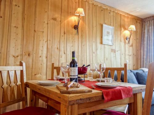 - une table en bois avec une bouteille de vin et des verres dans l'établissement Apartment Le Curling A - Val Claret-13 by Interhome, à Tignes