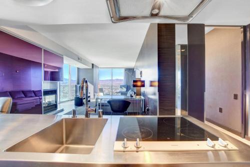 Private Luxury Panoramic Suite at Palms Place في لاس فيغاس: مطبخ مع حوض وغرفة معيشة