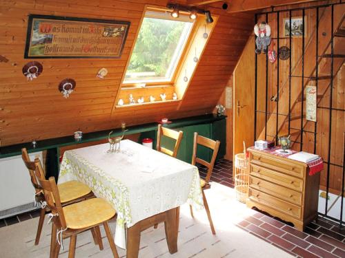 comedor con mesa, sillas y ventana en Holiday Home Pfrungen by Interhome, en Pfrungen