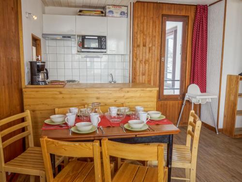 une cuisine avec une table en bois et des chaises ainsi qu'une salle à manger dans l'établissement Apartment Les Moutières B1 et B2 - Val Claret-20 by Interhome, à Tignes
