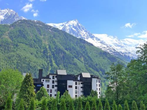 un bâtiment en face d'une montagne avec de la neige dans l'établissement Apartment L'Outa by Interhome, à Chamonix-Mont-Blanc