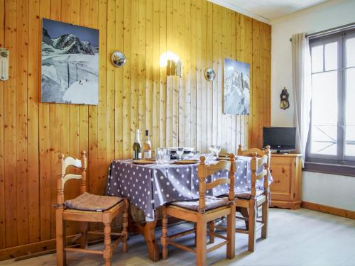 uma sala de jantar com uma mesa e algumas cadeiras em Apartment Le Savoisien by Interhome em Chamonix-Mont-Blanc