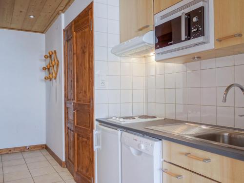 une cuisine avec un évier et une cuisinière four supérieur dans l'établissement Apartment La Grande Casse - Lavachet-3 by Interhome, à Tignes
