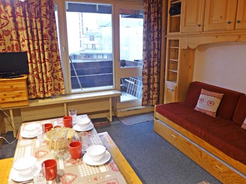 un salon avec une table et un canapé dans l'établissement Apartment Le Grand Tichot A et B - Val Claret-8 by Interhome, à Tignes