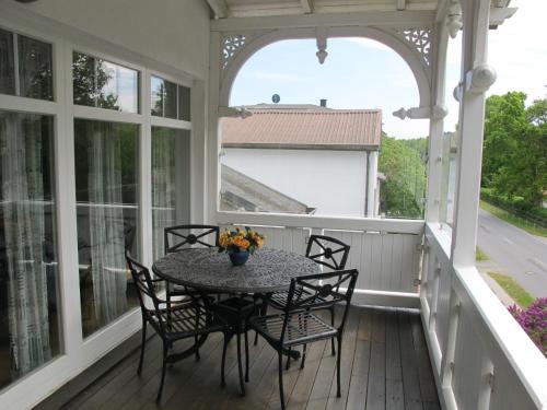 a screened porch with a table and chairs at Apartment Juliusruh-2 by Interhome in Juliusruh