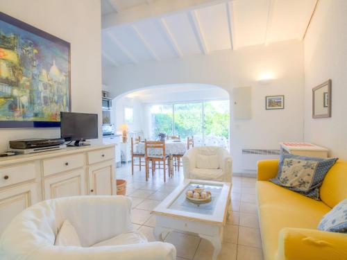 サントロペにあるHoliday Home Les Parcs de Gassin-5 by Interhomeのリビングルーム(黄色のソファ、椅子付)