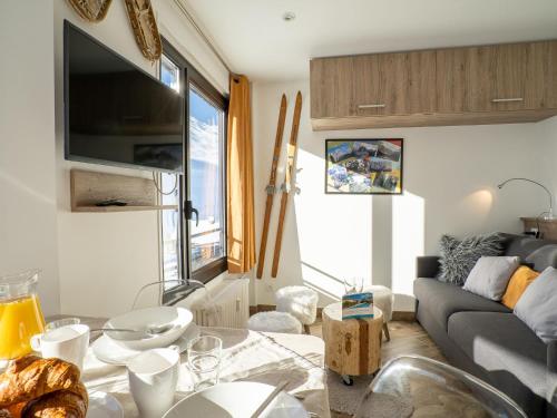 ein Wohnzimmer mit einem Sofa und einem Tisch in der Unterkunft Apartment Les Tufs - Val Claret-5 by Interhome in Tignes