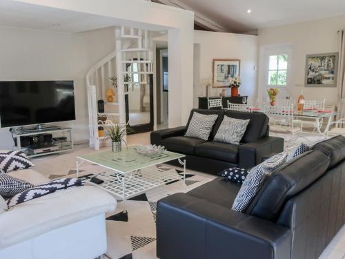 un salon avec deux canapés et une télévision dans l'établissement Holiday Home La Chartreuse by Interhome, à La Môle