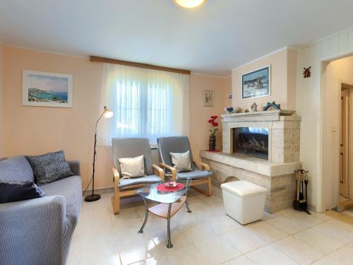 Una sala de estar con un sofá y una chimenea. en Holiday Home Lavanda by Interhome, en Žminj