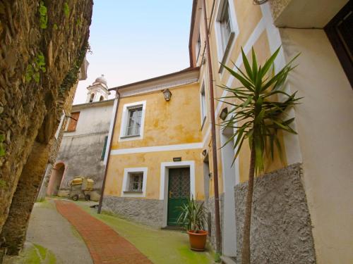 un edificio con una palmera en un callejón en Apartment Canneto-1 by Interhome, en Stellanello