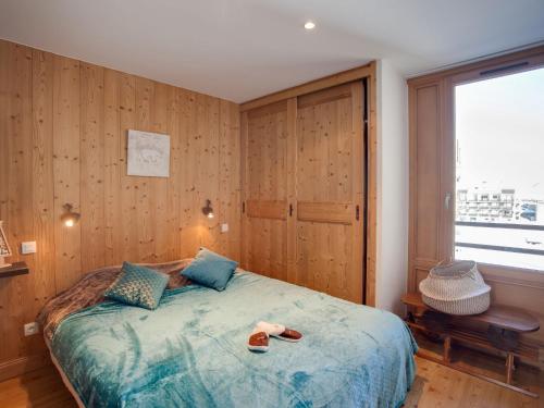 une chambre avec un lit avec des chaussures dessus dans l'établissement Apartment Le Curling A - Val Claret-12 by Interhome, à Tignes