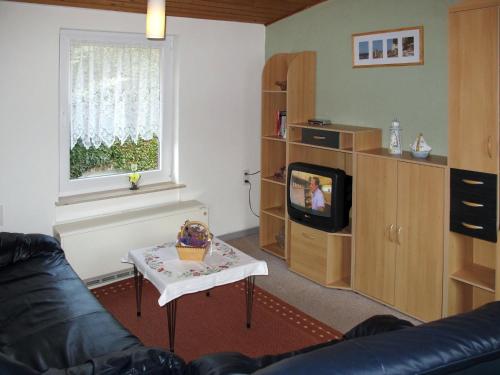 sala de estar con sofá y TV en Holiday Home Kaiser by Interhome, en Garz
