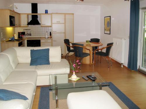ロディンにあるApartment Haus Berlin-3 by Interhomeのリビングルーム(白いソファ、テーブル付)