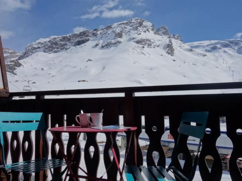 une table et des chaises avec une montagne en arrière-plan dans l'établissement Apartment Rond Point des Pistes - Val Claret-3 by Interhome, à Tignes