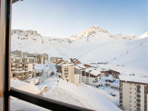 - une vue sur la ville dans la neige depuis une fenêtre dans l'établissement Apartment Le Curling B - Val Claret-22 by Interhome, à Tignes