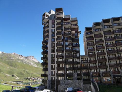 ein hohes Gebäude mit davor geparkt in der Unterkunft Apartment Les Moutières B1 et B2 - Val Claret-18 by Interhome in Tignes
