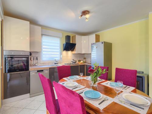 Η κουζίνα ή μικρή κουζίνα στο Holiday Home Vita by Interhome