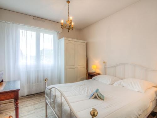 - une chambre dotée d'un lit blanc avec une étoile de mer dans l'établissement Apartment Castel Guermante by Interhome, à Deauville
