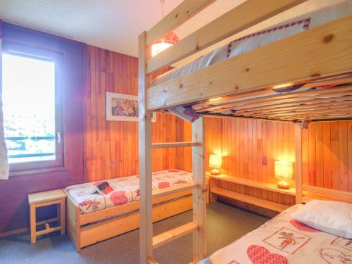 une chambre avec deux lits superposés et une fenêtre dans l'établissement Apartment Le Curling B - Val Claret-7 by Interhome, à Tignes