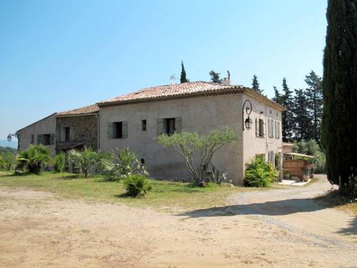 une ancienne maison en pierre sur le côté d'un chemin de terre dans l'établissement Holiday Home Mas du Combaud-2 by Interhome, à Roquebrune-sur Argens