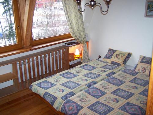 1 dormitorio con cama y ventana en Chalet Partecznik by Interhome, en Wisła