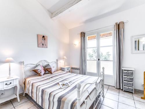 Ένα ή περισσότερα κρεβάτια σε δωμάτιο στο Holiday Home Les Migraniers by Interhome