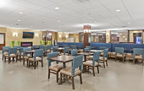 Μια τηλεόραση ή/και κέντρο ψυχαγωγίας στο Comfort Inn Syosset-Long Island