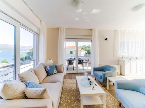 ein Wohnzimmer mit einem Sofa und einem Tisch in der Unterkunft Holiday Home Lucija - ZAD730 by Interhome in Pridraga