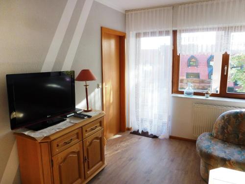 uma sala de estar com uma televisão de ecrã plano num armário de madeira em Apartment Schwarzwaldblick-13 by Interhome em Obertal