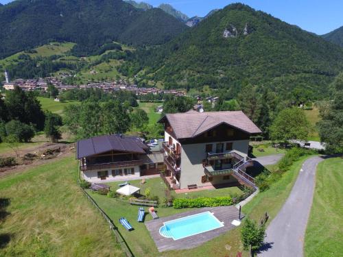 uma vista aérea de uma casa com piscina em Apartment Lembondel-3 by Interhome em Tiarno di Sotto