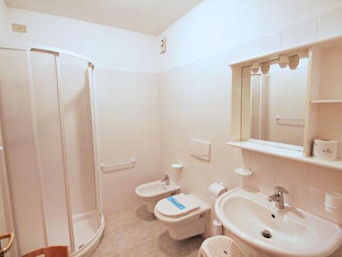Un baño de Apartment Lembondel-3 by Interhome