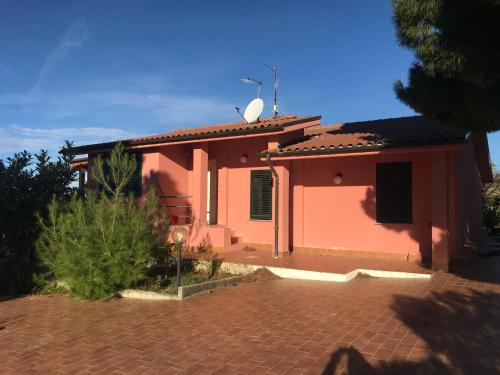 une petite maison rouge avec une allée en briques dans l'établissement Holiday Home Breda by Interhome, à Citta' Sant'Angelo